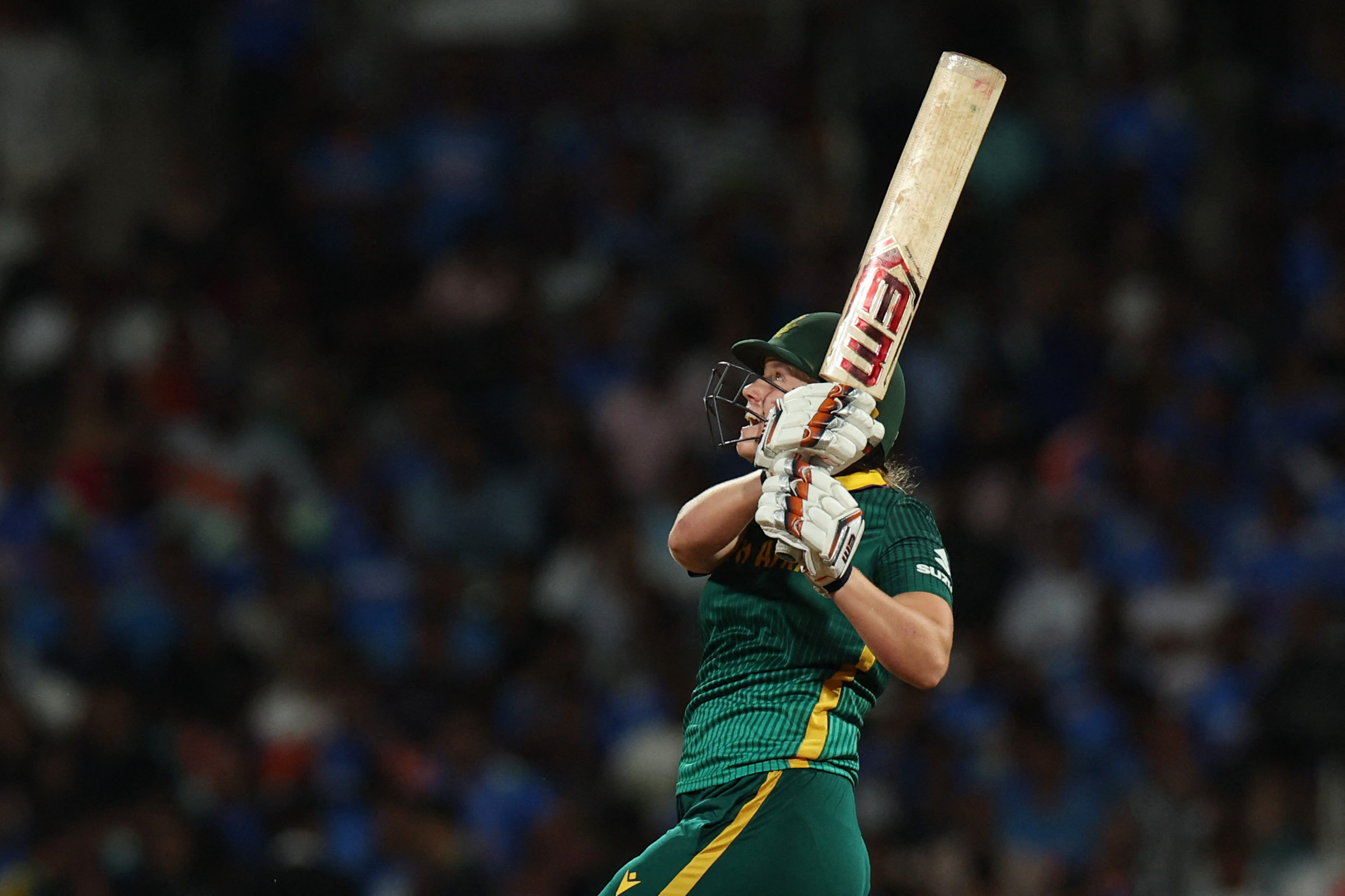 अनेरे डेरेकसन ने राधा यादव के खिलाफ 32वें ओवर में 2 छक्के लगाए।