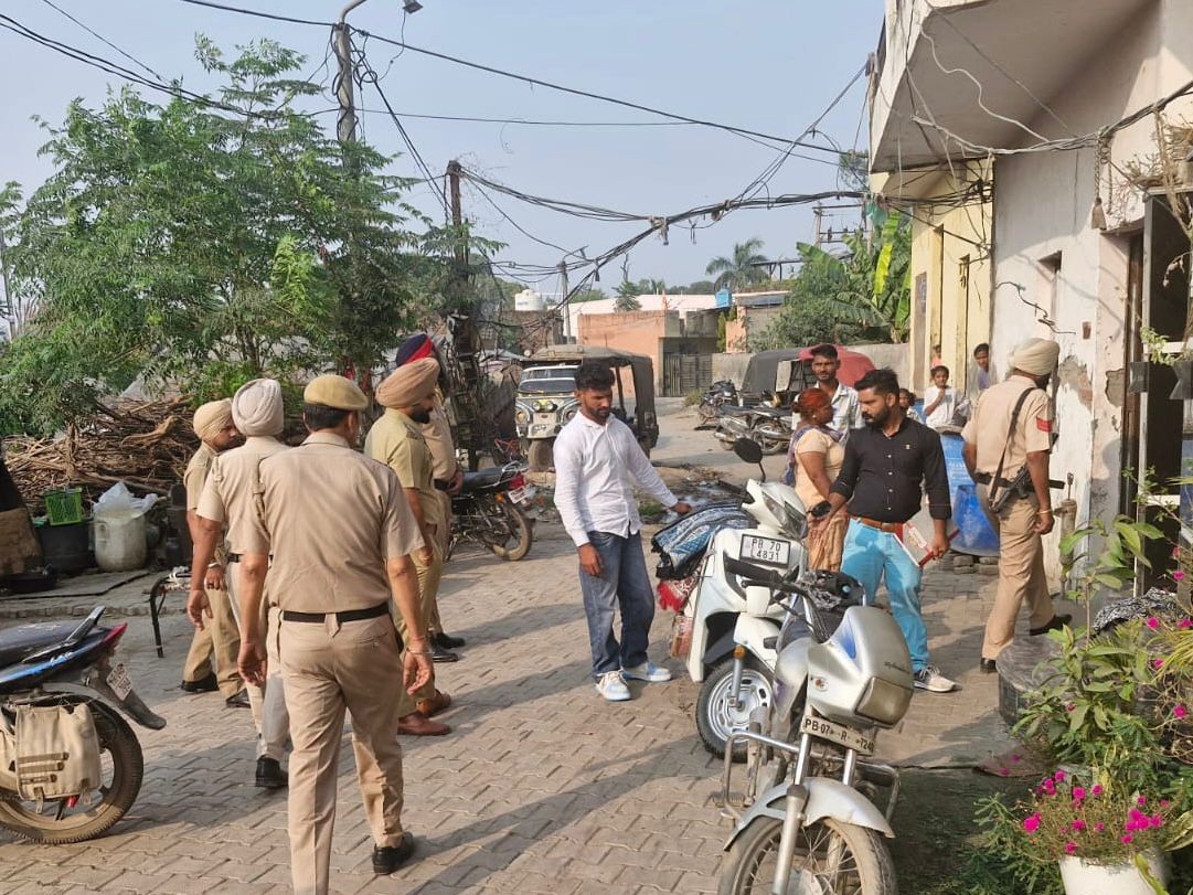 घर घर तलाशी अभियान चलाती पुलिस