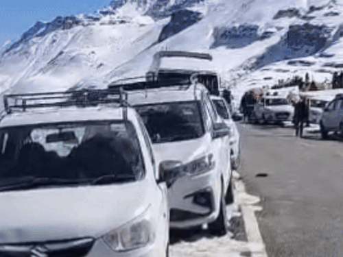 रोहतांग में NGT के नियमों के चलते पर्यटकों के वाहनों की संख्या पर भी अंकुश है।