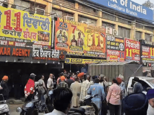 पुलिस की चेकिंग के कारण लुधियाना में अखबार की गाड़ी जब डिपो पर लेट पहुंची तो हॉकरों में अपनी सप्लाई लेने के लिए अफरातफरी का माहौल बन गया।