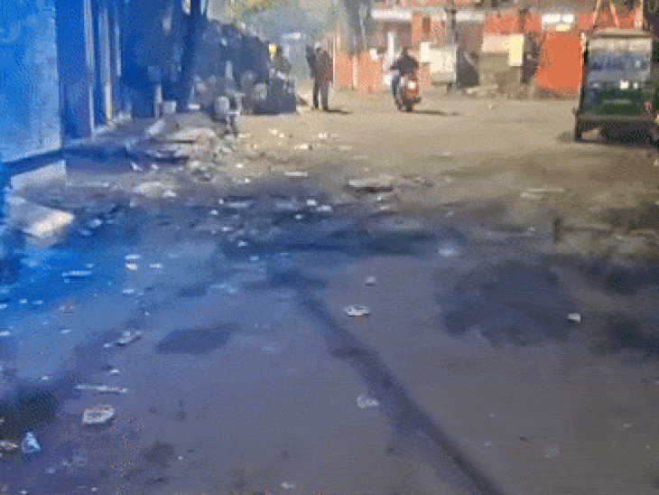 हमलावरों ने कुछ गाड़ियां तोड़ दीं और कुछ को गिराकर भाग गए।