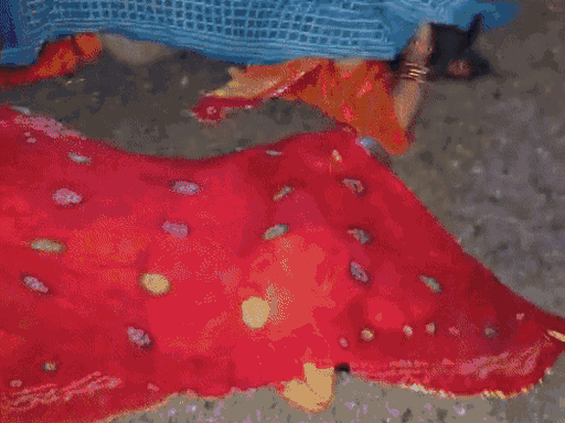 हादसे वाली जगह पर लाइन से महिलाओं और बच्चों की लाशें कुछ इस तरह पड़ी थीं।