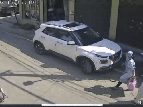 घर से जाते हुए नाबालिगा सीसीटीवी में कैद।