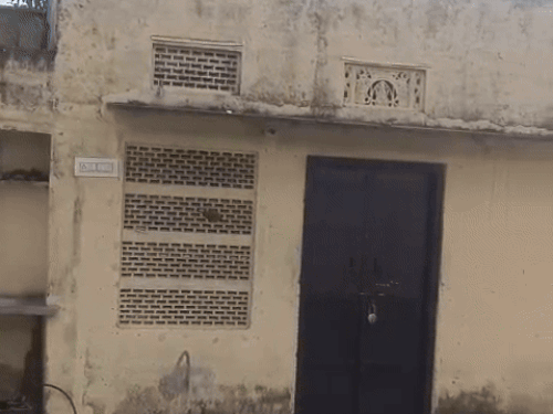 घर में बने इसी कमरे में प्रवीण ने फंदे पर लटककर सुसाइड कर लिया।