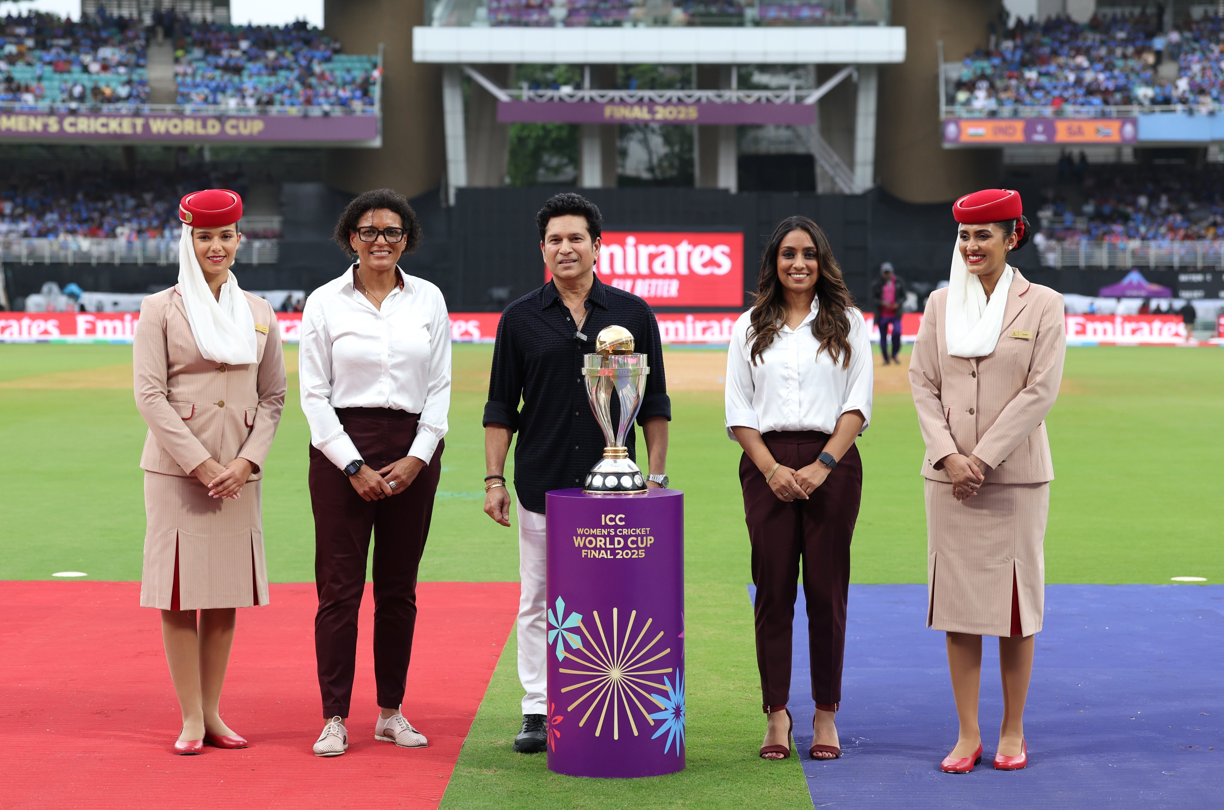 विमेंस वर्ल्ड कप ट्रॉफी के साथ सचिन तेंदुलकर।