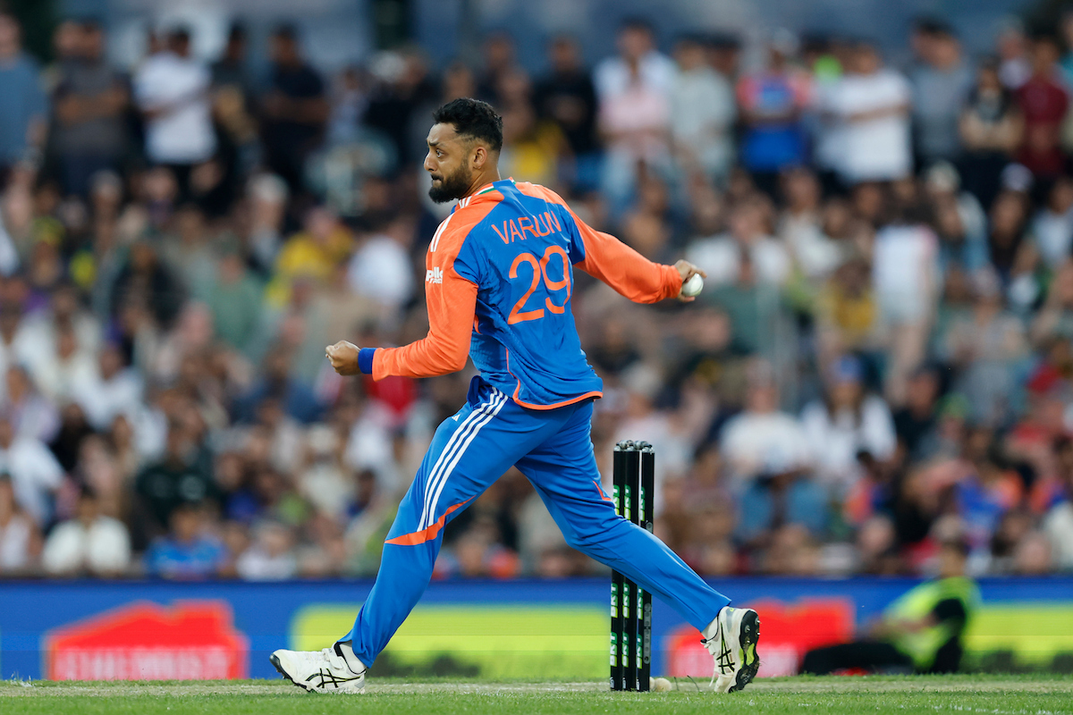 वरुण चक्रवर्ती ने 9वें ओवर में लगातार दो विकेट झटके।