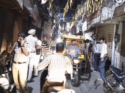 अमृतसर में दो युवकों ने गन पॉइंट पर लूटा बाजार:  पांच से अधिक दुकानों पर लूट की आशंका; दुकानदार घबराए, पुलिस भी मौन – Amritsar News