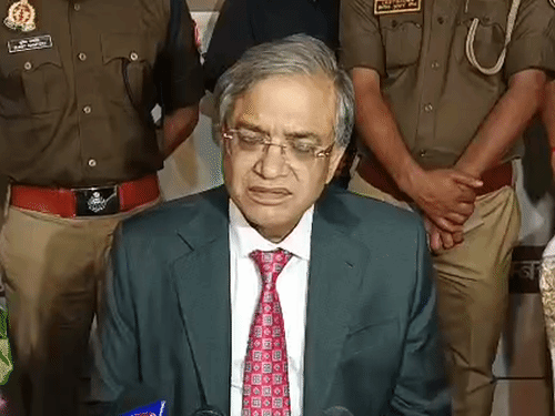 मुख्य चुनाव आयुक्त ज्ञानेश कुमार ने कहा, मैं मतदाताओं से अपील करता हूं कि चुनाव के इस पर्व को उत्सव की तरह मनाएं और सभी लोग अपने मत का प्रयोग जरूर करें।