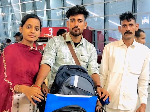 विदेश जाने से पहले एयरपोर्ट पर अपने पिता व बहन के साथ कर्मचंद