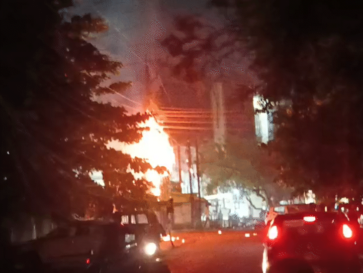 बिजली के तार आपस में टकराकर टूटकर गिरे हैं।