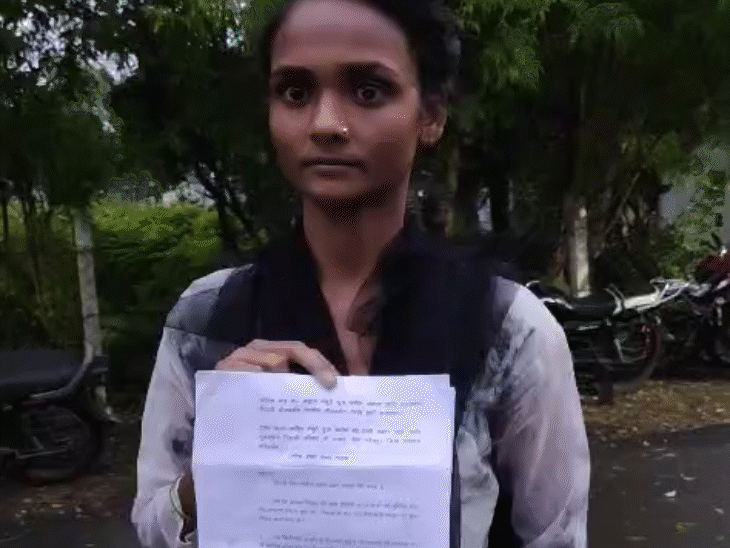 पति पर कार्रवाई की मांग को लेकर शाइन इधर-उधर अफसरों के चक्कर काट रही है।