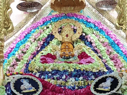 श्रद्धालु 31 अक्टूबर की सुबह से मंदिर में दर्शन कर रहे हैं।