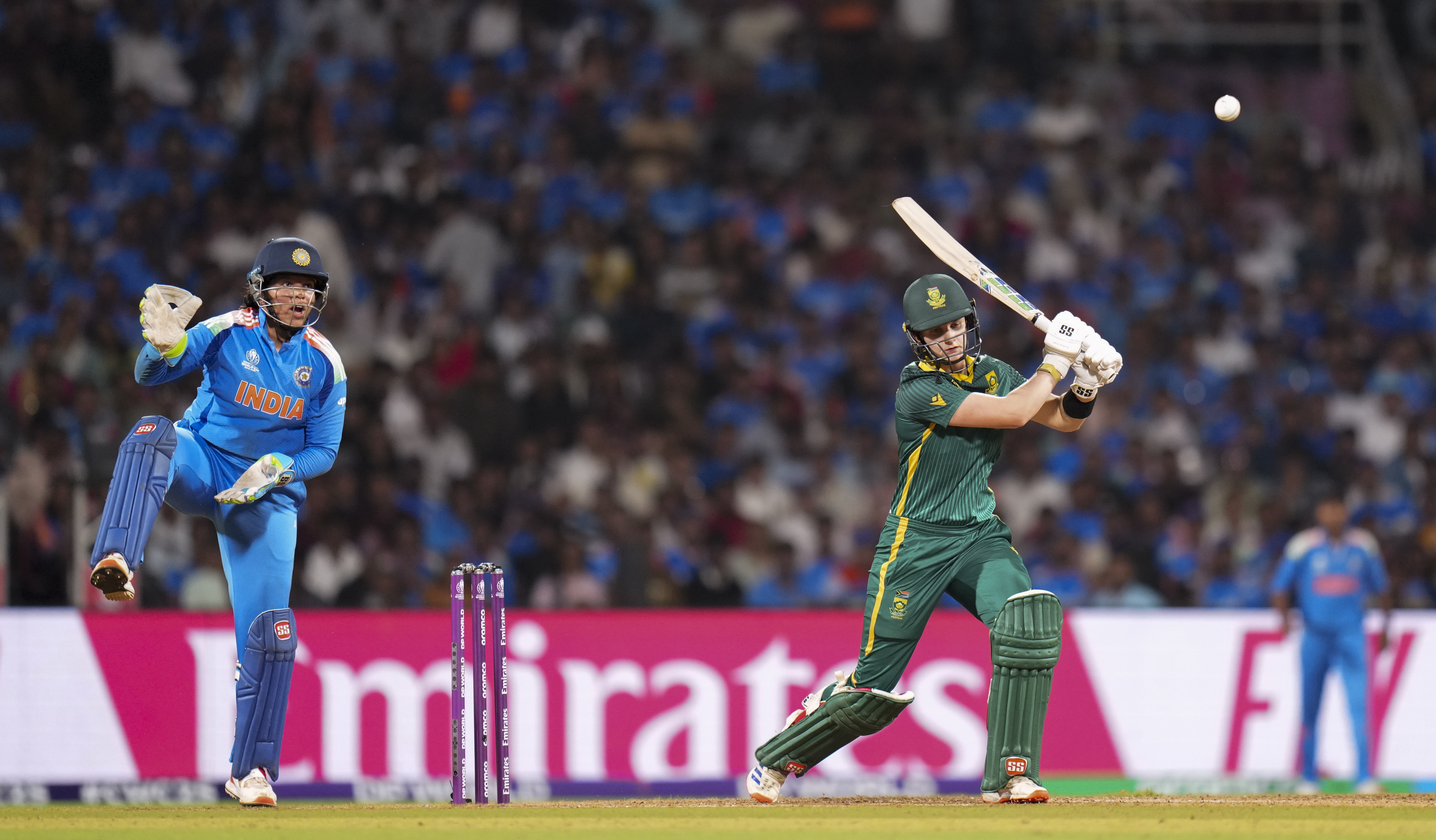 लौरा वोल्वार्ट विमेंस वर्ल्ड कप के सेमीफाइनल और फाइनल में सेंचुरी लगाने वालीं दूसरी कप्तान बनीं।