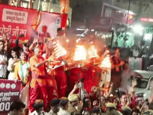 पीएम के स्वागत में बने मंच से आरती की गई।