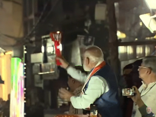 पीएम ने सिर झुका कर लोगों का अभिवादन किया।