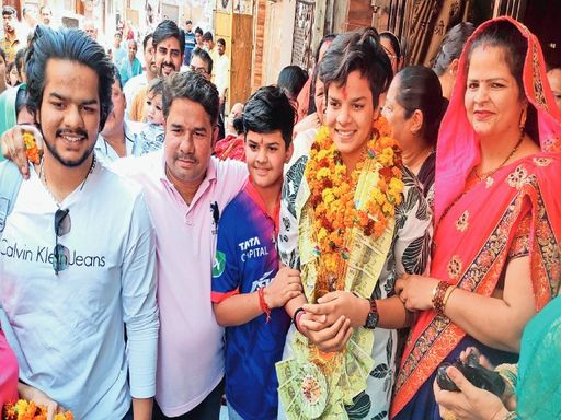 2023 में अंडर 19 विश्व कप जीतने के बाद रोहतक पहुंचने पर परिवार के लोगों ने शेफाली का स्वागत किया था।