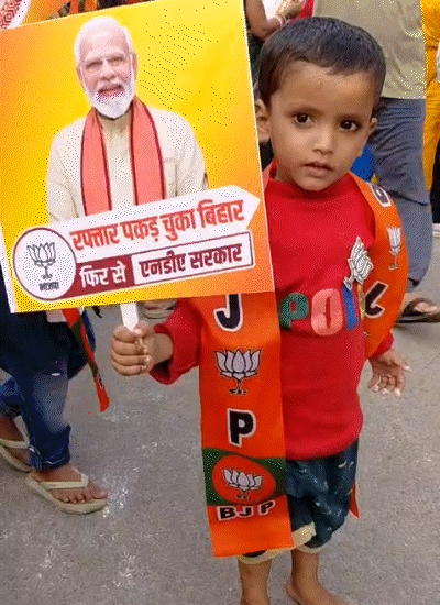 पटना के नालारोड स्थित ठाकुरबाड़ी में PM मोदी का पोस्टर लेकर आया बच्चा।