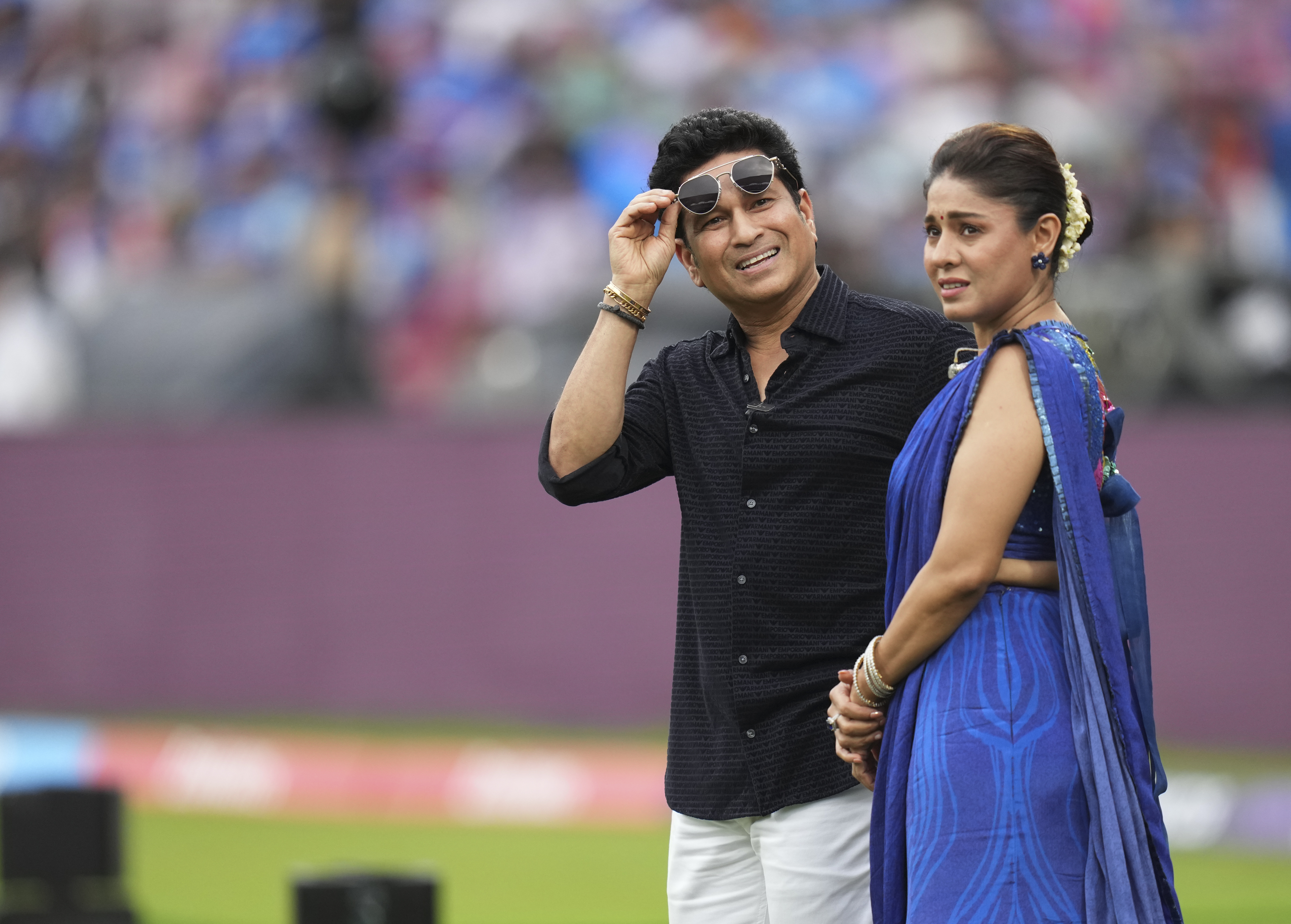 भारत के नेशनल एंथम से पहले सचिन तेंदुलकर और सुनिधि चौहान।