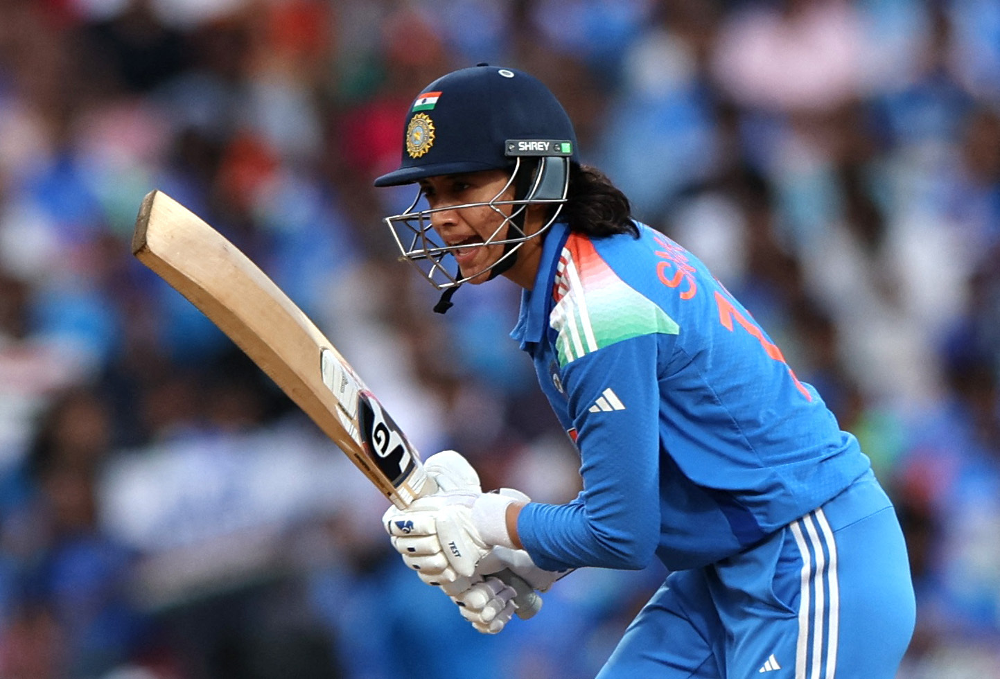 स्मृति मंधाना पहले ओवर में कोई रन नहीं बना सकीं।