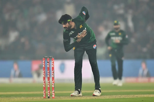 उस्मान तारिक ने अपने डेब्यू में दो विकेट लिए।