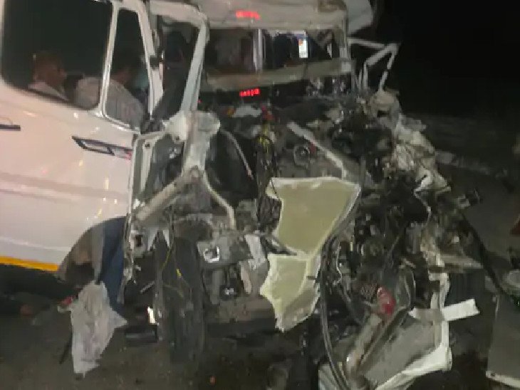 हादसे के बाद... राजस्थान के फलोदी में भारतमाला एक्सप्रेस-वे पर हुए हादसे में टेम्पो ट्रेवलर के परखच्चे उड़ गए।