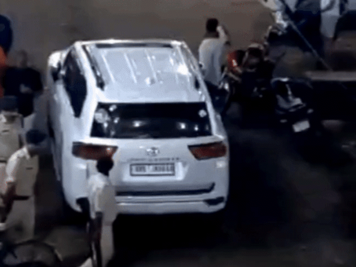 अनंत सिंह को बाढ़ आवास से गिरफ्तार करके ले जाती पुलिस।