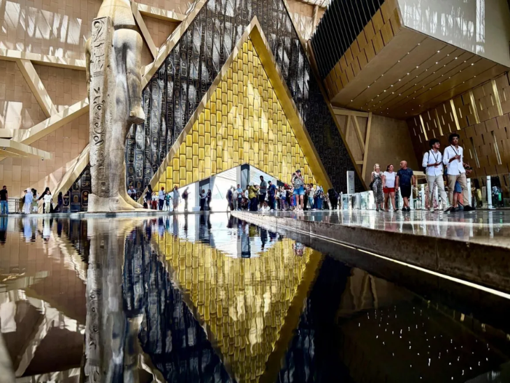 म्यूजियम में रखी गई 1 लाख कलाकृतियों में राजा रामसेस द्वितीय की एक मूर्ति भी शामिल है।