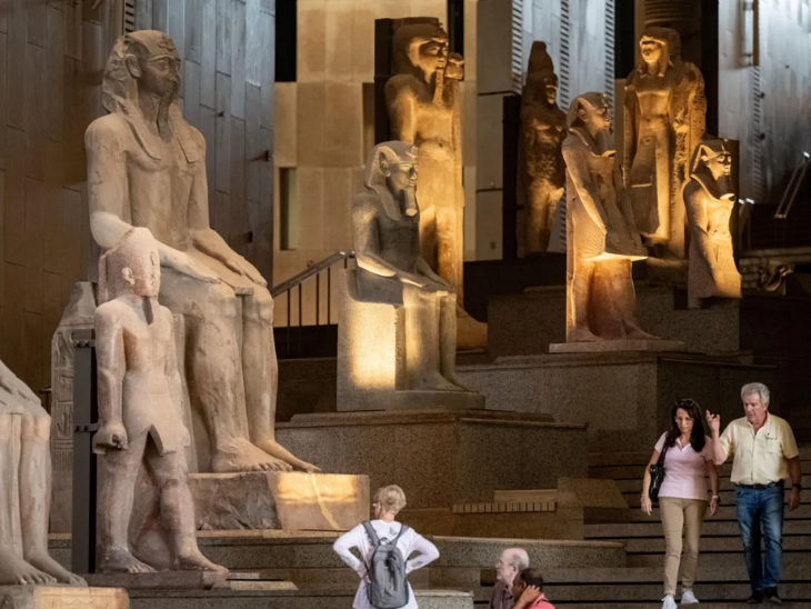 ग्रैंड इजिप्शियन म्यूजियम की सीढ़ियां पिछले साल ही दर्शकों के लिए खोल दी गई थीं।