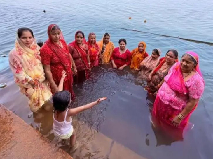 हादसे से पहले... कोलायत (बीकानेर) में कपिल मुनि के आश्रम में सभी महिलाओं ने ग्रुप फोटो खिंचवाई थी।