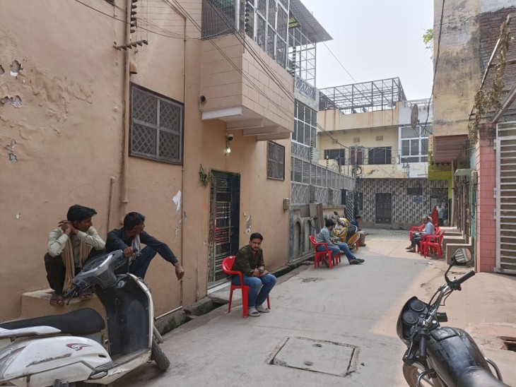 सुरेश चंद्र अग्रवाल के घर पर सन्नाटा पसरा हुआ है,घर से केवल रोने बिलखने की आवाज आ रही हैं