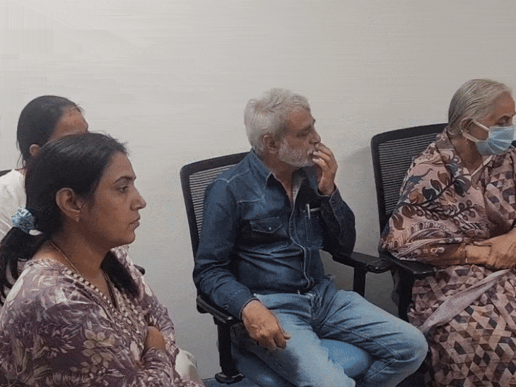 अंगदान के वक्त अस्पताल में मौजूद परिजन।