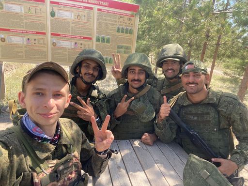 रशियन आर्मी में भर्ती सोनू सबसे पीछे खड़ा होकर विक्ट्री साइन बनाता हुआ। - फाइल फोटो