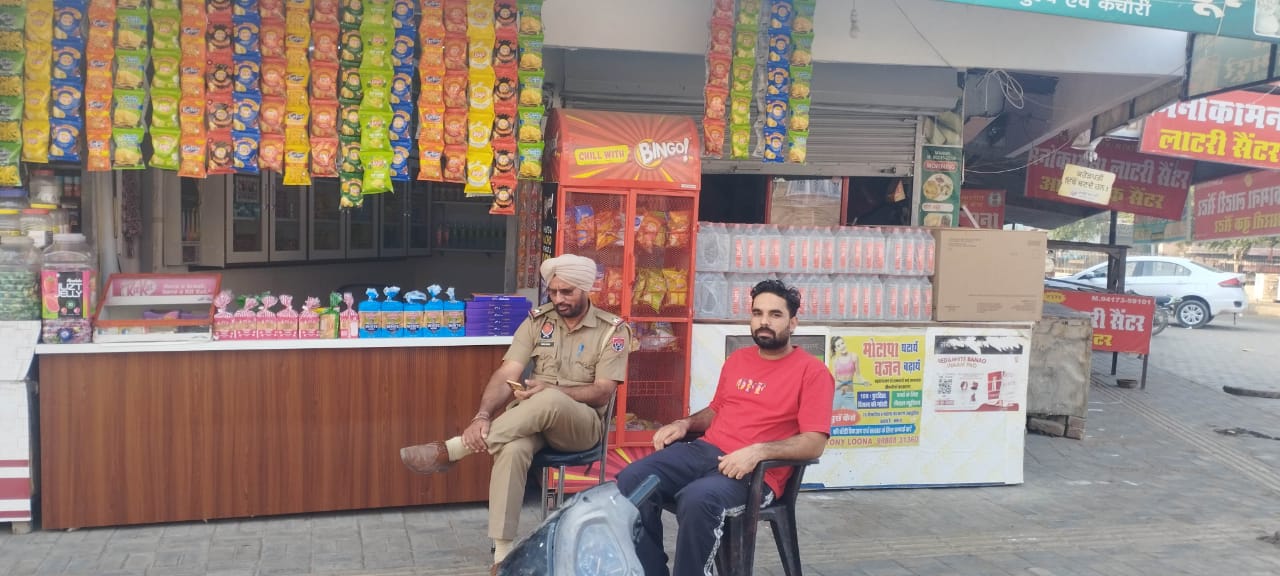 अबोहर में एक न्यूज एजेंसी के बाहर पहरा देती पुलिस।