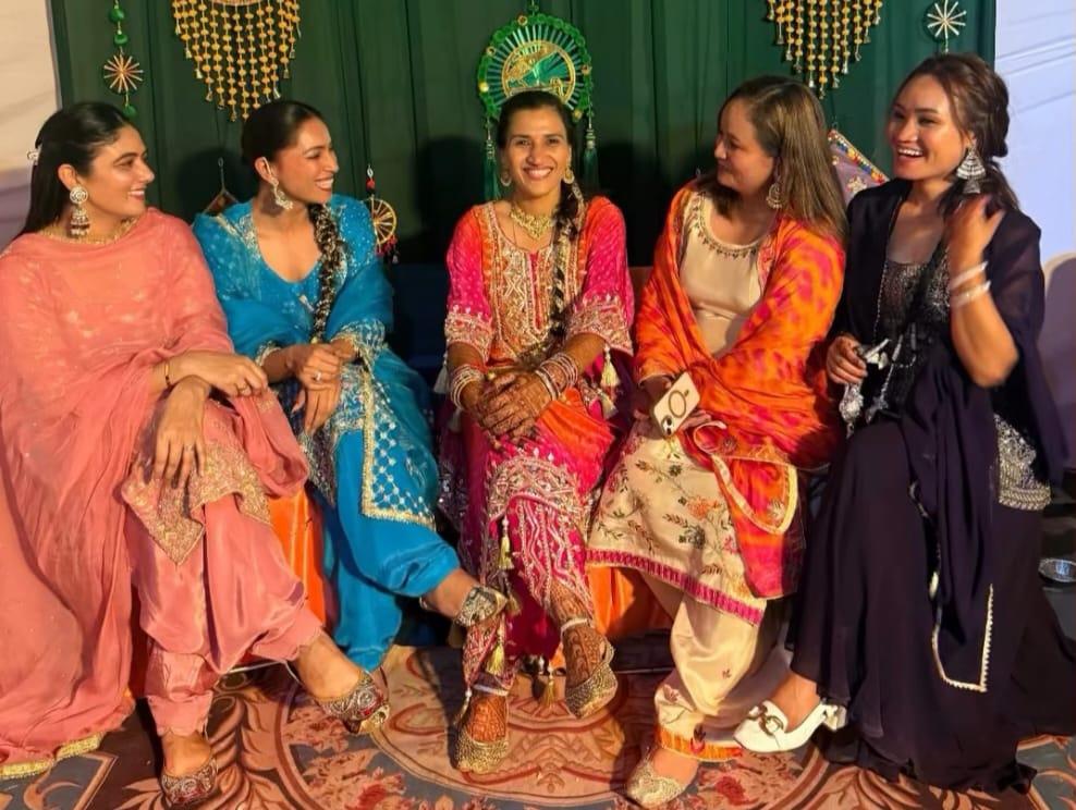 सहेलियों के साथ रानी रामपाल मेहंदी कार्यक्रम में।