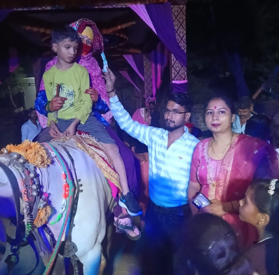 संगीता को आशीर्वाद देते हुए उसके परिजन