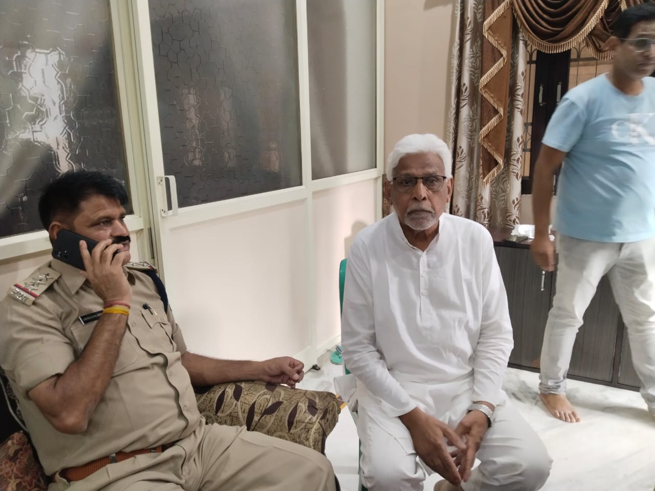 पुलिस के सामने अपनी आपबीती बताते वरिष्ठ अधिवक्ता शम्स उल हसन।