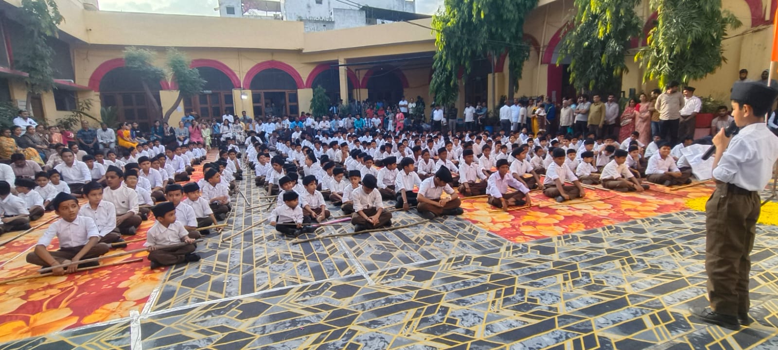 बाल स्वयंसेवकों का माणकचौक स्थित शासकीय हायर सेकंडरी स्कूल में एकत्रीकरण हुआ।