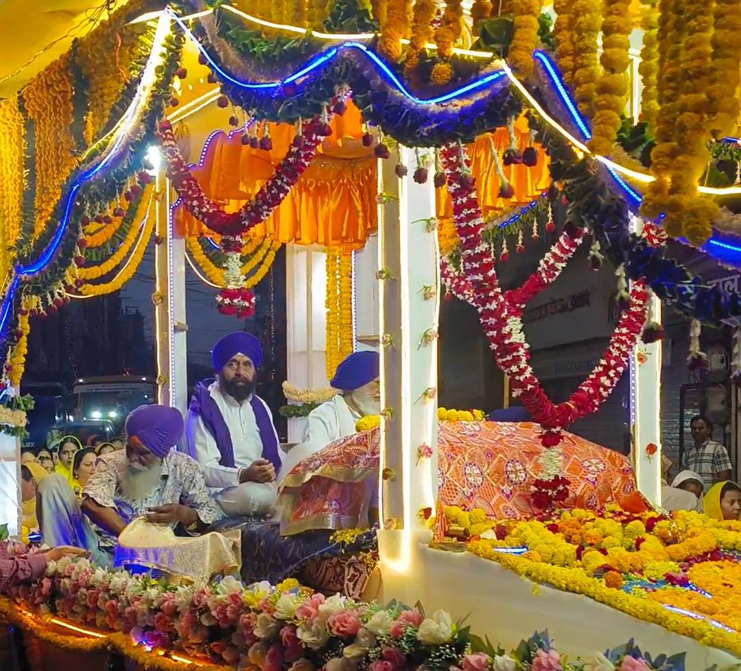 नगर कीर्तन में गुरु ग्रंथ साहिब को शामिल किया।
