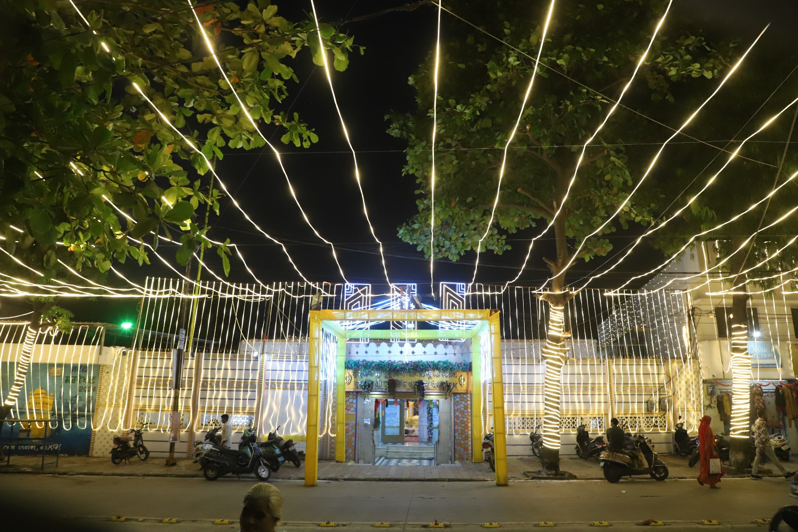 प्रकाश पर्व को लेकर गुरुद्वारा को आकर्षक रोशनी से सजाया गया।