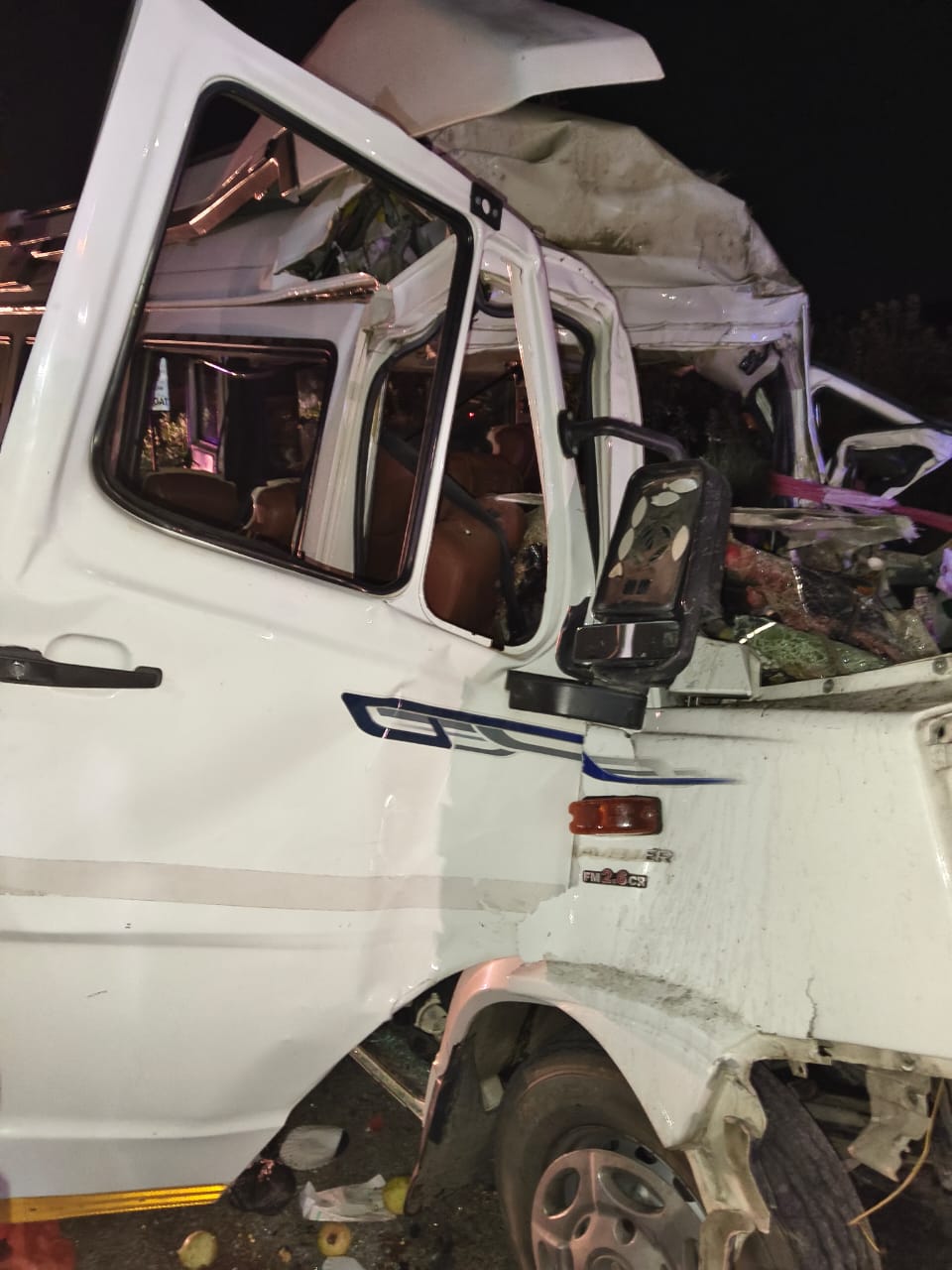 हादसा इतना भीषण था कि टेंपो ट्रेवलर के परखच्चे उड़ गए।