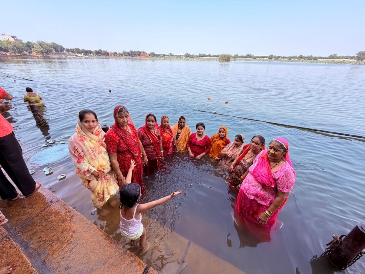 बीकानेर के कोलायत में कपिल मुनि के आश्रम में दर्शन करने के दौरान महिलाओं ने ग्रुप फोटो खिंचवाया था। साथ में बच्चे भी थे।