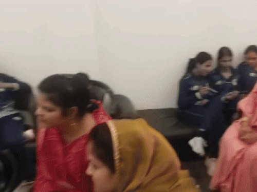 रोहतक में एकेडमी के अंदर लाइव प्रसारण देखते शैफाली वर्मा के परिजन।