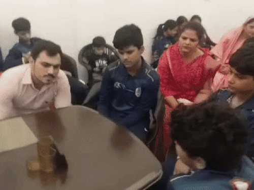 रोहतक की श्रीराम क्रिकेट एकेडमी में वीमेंस वर्ल्ड कप का फाइनल मुकाबला देखते हुए शैफाली वर्मा के परिजन और एकेडमी के खिलाड़ी।