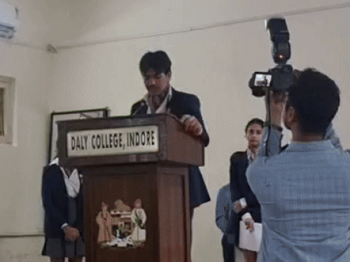 शूटर आशीष पंघाल संबोधित करते हुए।