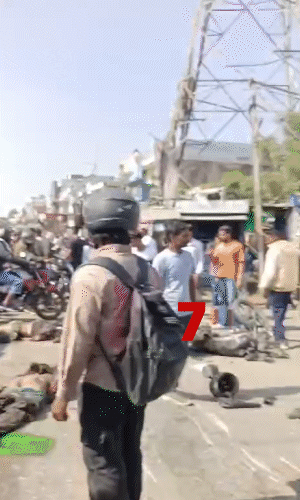 डंपर की टक्कर से कई गाड़ियां चकनाचूर हो गई।