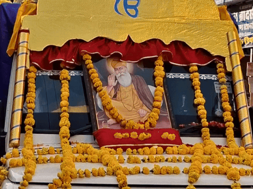 गुरु नानक देव जी के प्रकाश उत्सव पर श्रीगंगानगर में नगर कीर्तन निकाला गया।