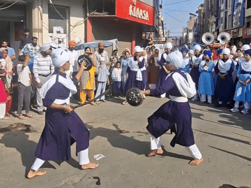 गतखा खेलती हुई सिख लड़कियां।