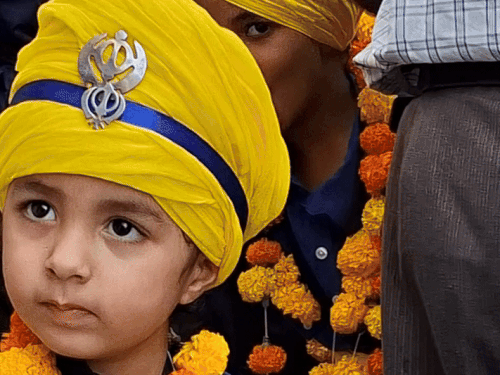 जो बोले सो निहाल का जयकारा लगाते हुए नन्हा सरदार।