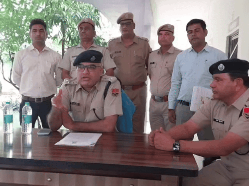 प्रेसवार्ता के दौरान जानकारी देते एसपी अनिल कुमार।