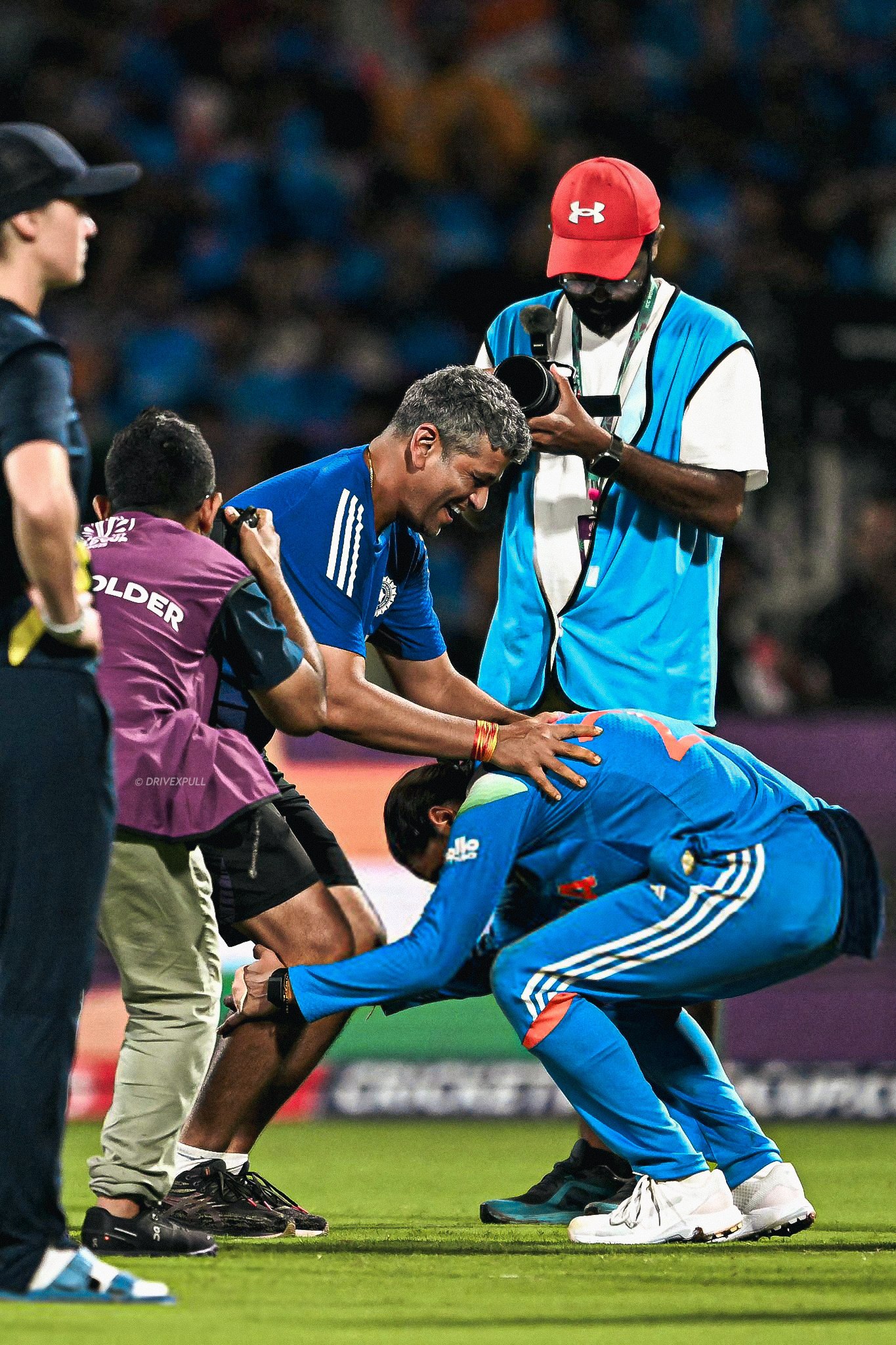 हेड कोच अमोल मजूमदार के पैर छूती कप्तान हरमन।